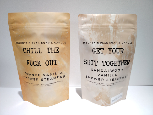 Tenez le sac de fruits de nourriture s&egrave;che &eacute;pic&eacute;e de tranche de noix de poudre de tirette avec la fen&ecirc;tre de forme